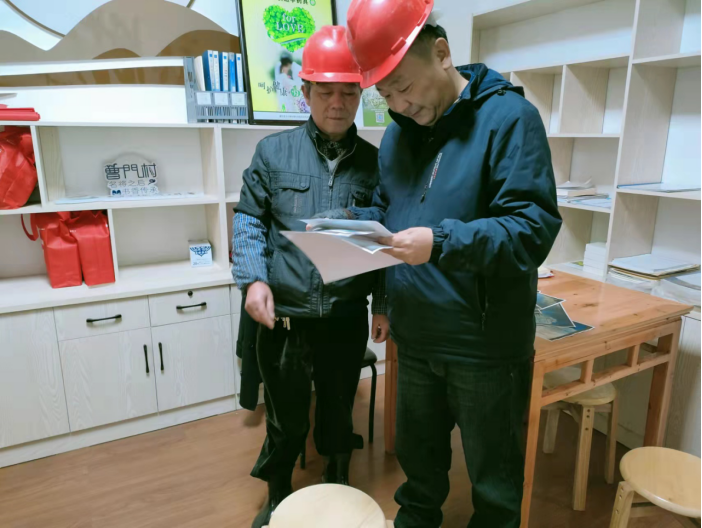 衢州—工人群体忙建设  反邪宣传紧跟着368.png